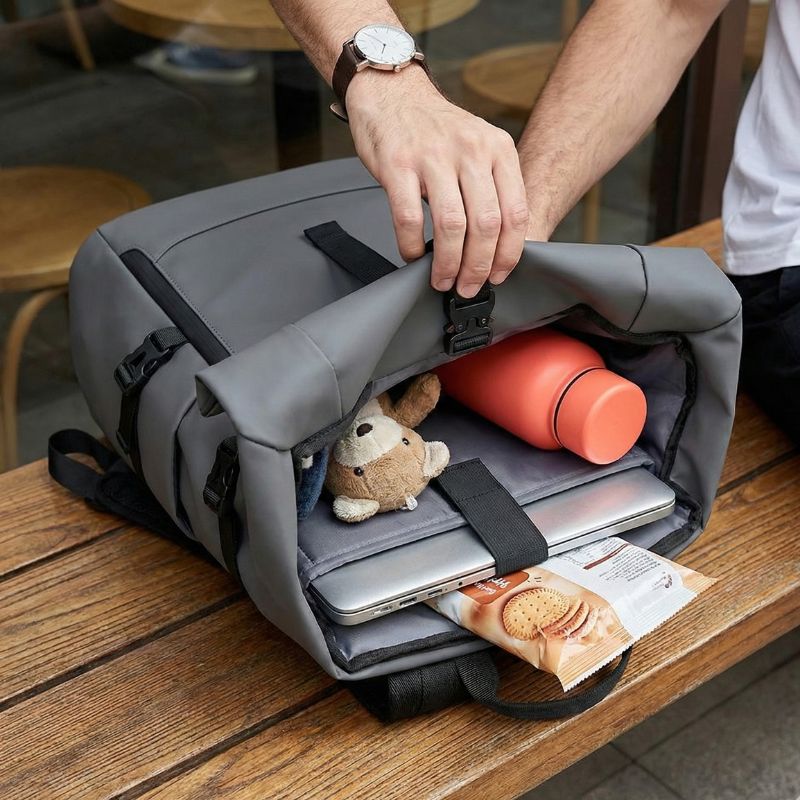 intérieur d'un sac roll top pour la ville