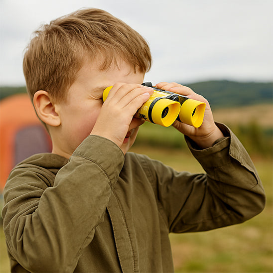 garçon utilisant jumelles enfant binokid jaune