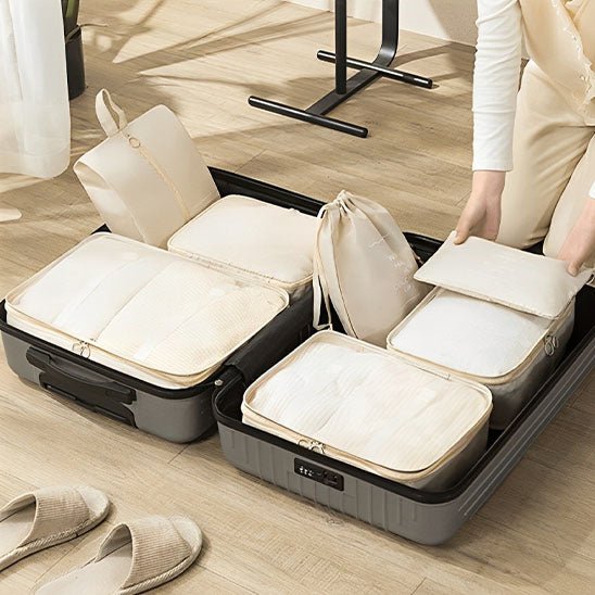 femme qui range sa valise avec organisateur valise complet 10 pièces