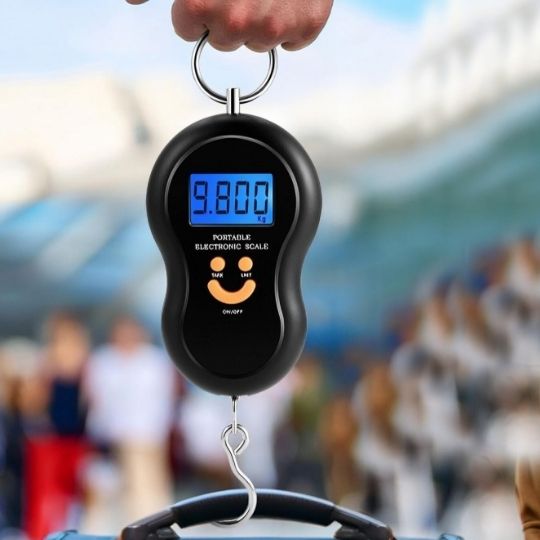 pese bagage balance numérique suspendue a la montagne