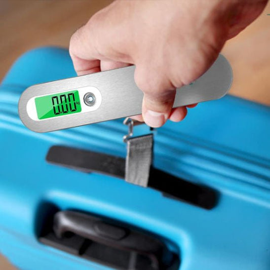 pese bagage numérique à ceinture suspendue sur valise bleue