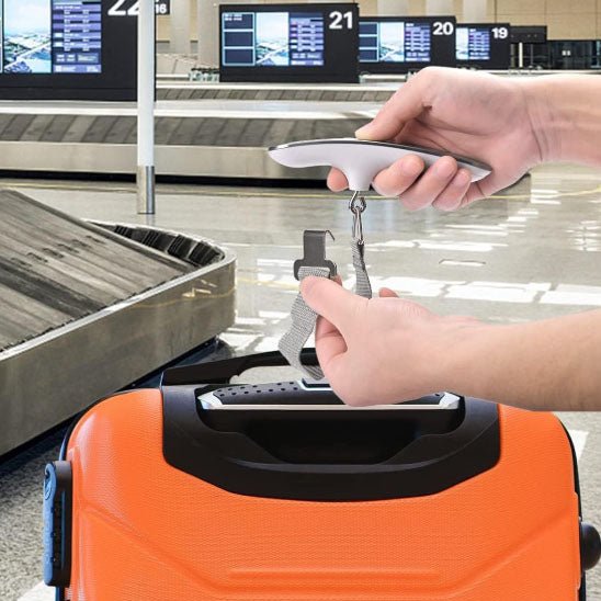 pese bagage numérique à ceinture suspendue proche des tapis bagages a l'aéroport