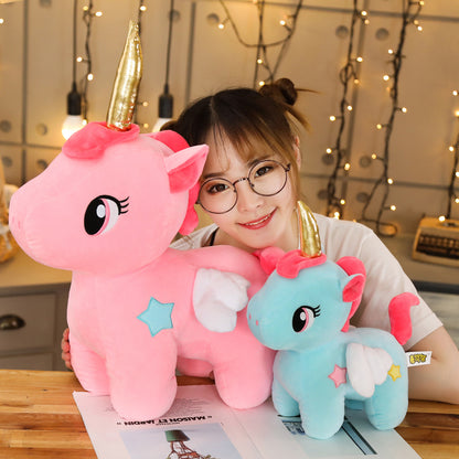 fille avec une petite et une grande peluche licorne