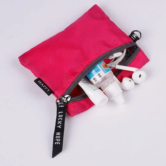 petite pochette étanche rouge remplie