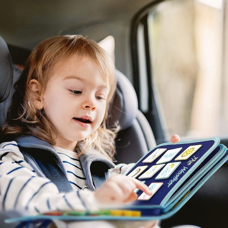 enfant occupé dans voiture avec planche d'activité montessori de voyage