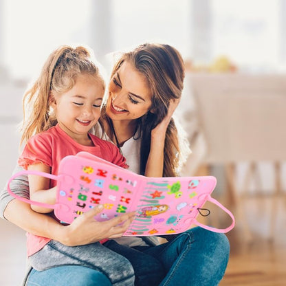 maman et fille jouent avec planche d'activité montessori de voyage