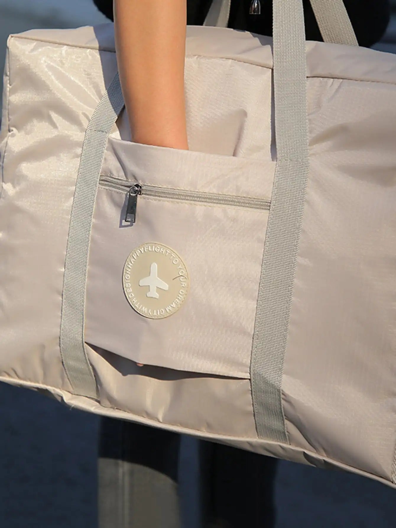 poche avant ouverte d'un sac cabine avion