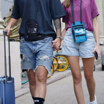homme et femme avec pochette de voyage tour de cou 