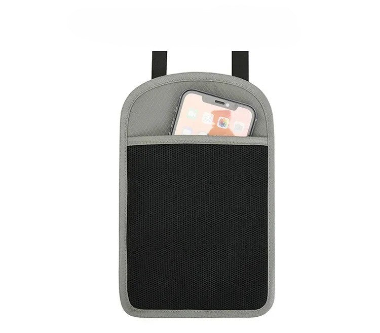 téléphone dans pochette de voyage tour de cou 