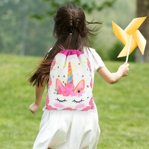fille en train de courir avec un sac a cordon licorne confortable