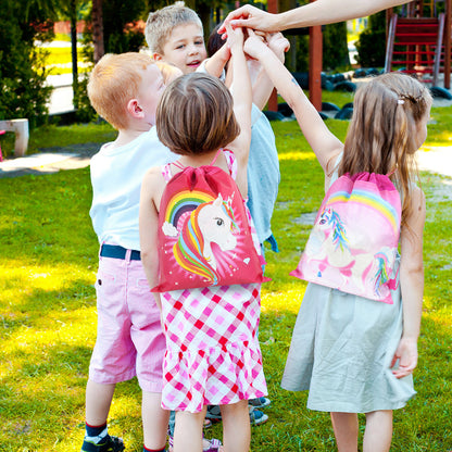 fête d'anniversaire avec des enfants qui portent des sac à cordon licorne