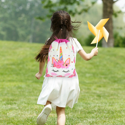 fille dans un pré avec sac à cordon licorne au dos