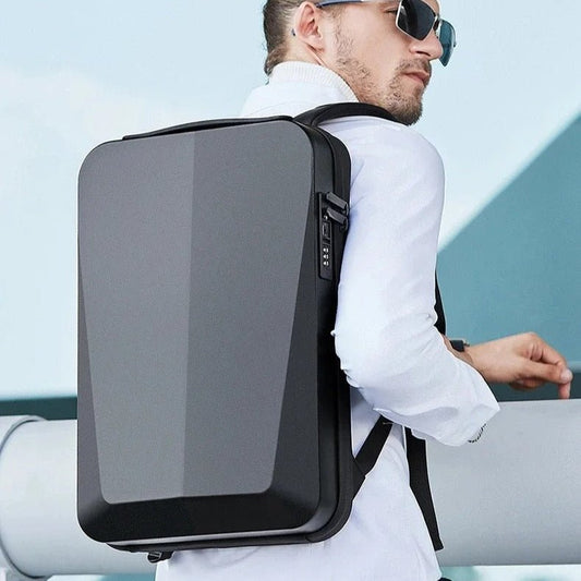 homme avec sac a dos antivol