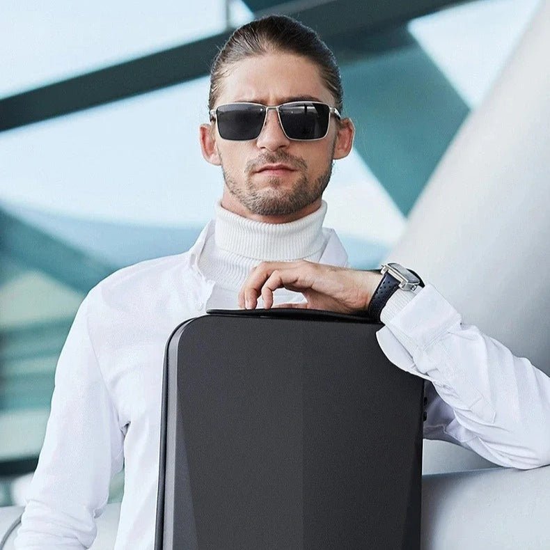 homme portant sac a dos antivol a la poitrine