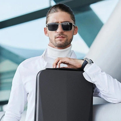 homme portant sac a dos antivol a la poitrine