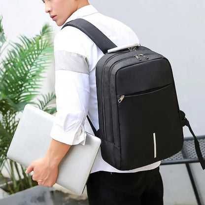 homme avec  sac a dos cabine anti vol et ordinateur portable