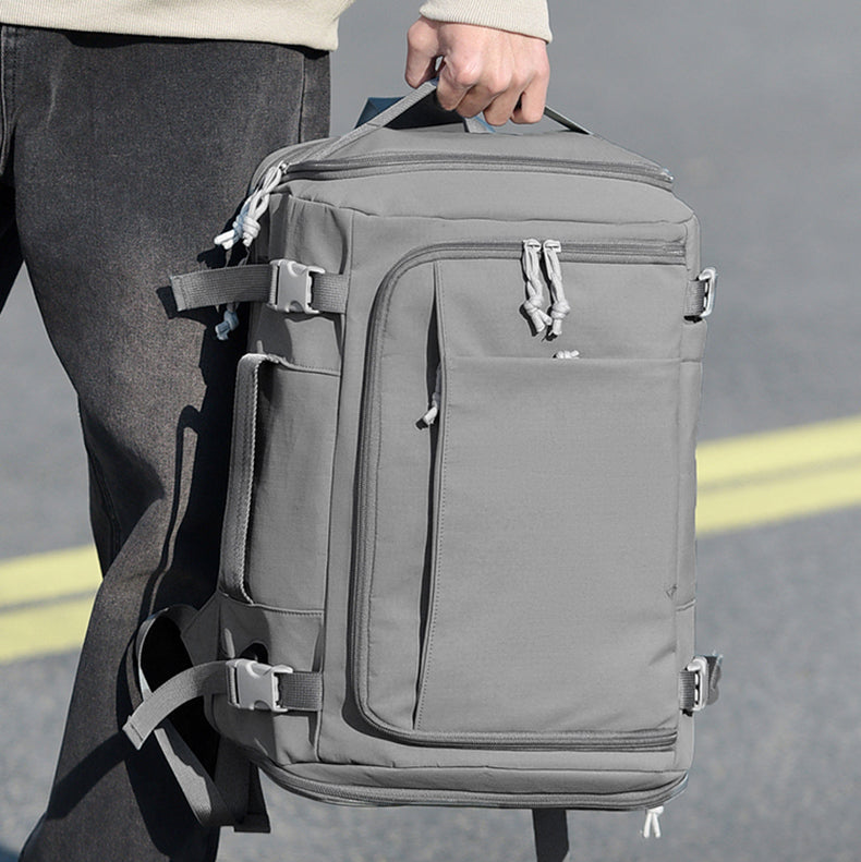 sac a dos cabine extensible polvalent gris porté par un homme