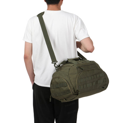 homme avec sac à dos convertible en bandoulière