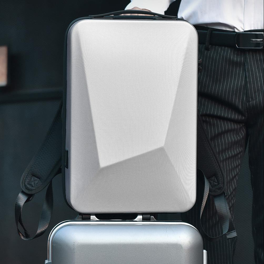  sac a dos coque antivol sur une valise