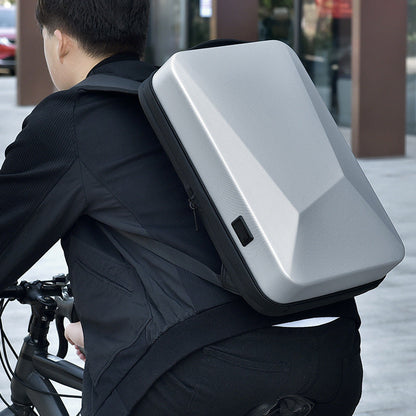 homme avec  sac a dos coque antivol sur son velo