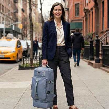 femme dans la rue avec sac a dos de voyage