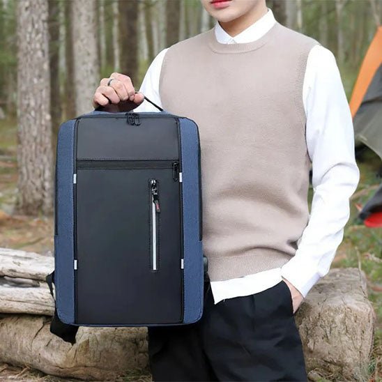 homme qui tient un sac à dos en cabine avion pour pc portable port usb bleu