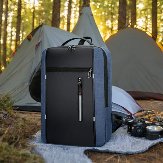 sac à dos en cabine avion pour pc portable port usb bleu devant des tentes