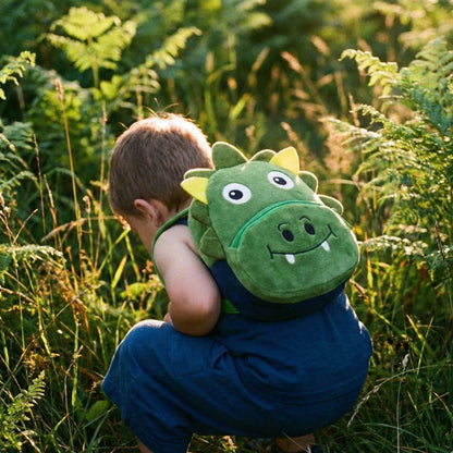 garçon dans les champs avec son sac a dos enfant 3 ans dragon vert