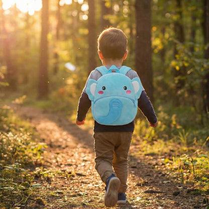 garçon se promène en foret avec son sac a dos enfant 3 ans éléphant bleu