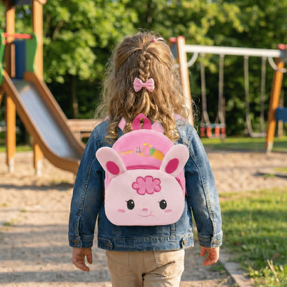 petite fille marche avec son sac a dos enfant 3 ans lapin rose