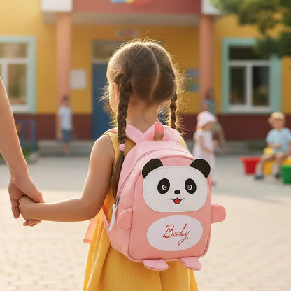 fille avec sac a dos enfant bebe panda qui va a l'ecole