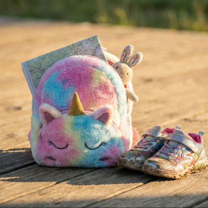 sac a dos maternelle fille peluche sur une terasse