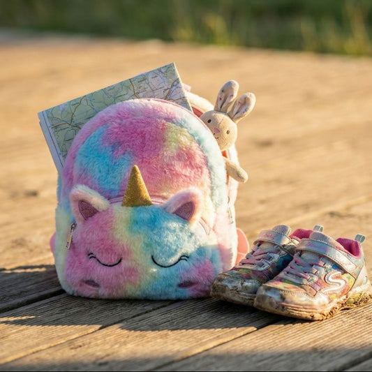 sac a dos maternelle fille peluche sur une terasse