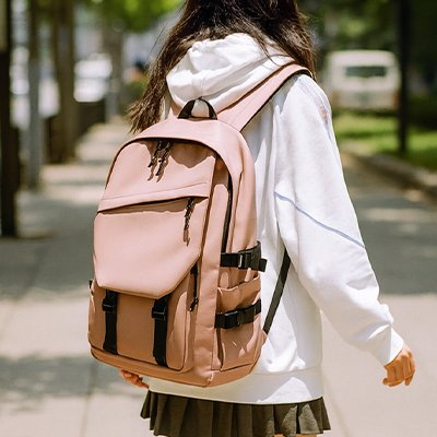 femme avec sac a dos ordinateur portable urban traveler
