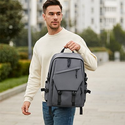 homme qui tient sac a dos ordinateur portable urban traveler