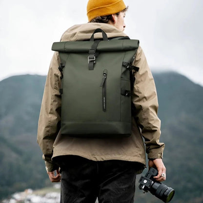 sac a dos roll top backpack avec port usb sur le dos d'un photographe