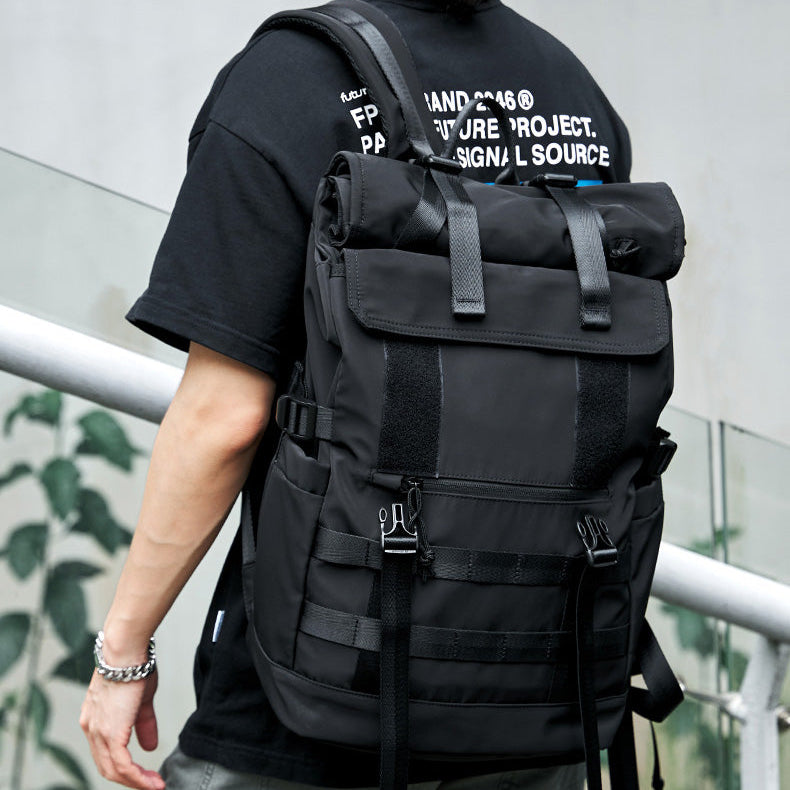 homme qui porte un sac a dos roll top noir