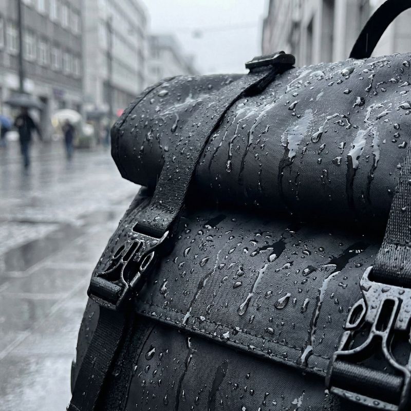 sac a dos roll top noir étanche sous la pluie