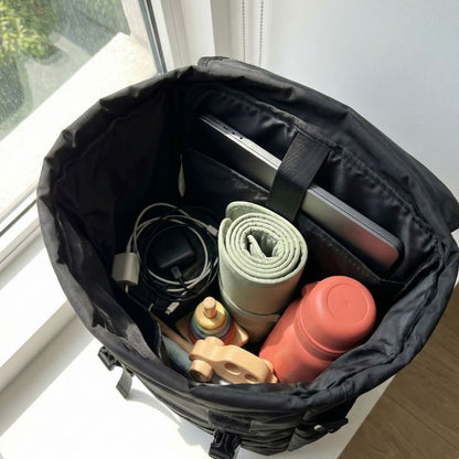 sac a dos roll top noir rempli vu du haut
