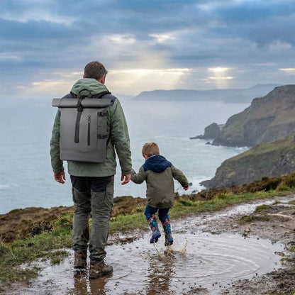 homme avec sac a dos roll top imperméable et fils en balade