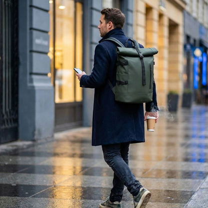 homme en ville avec sac a dos roll top imperméable