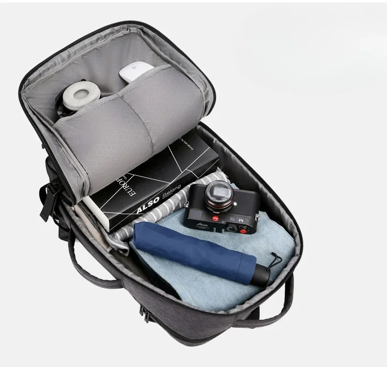 Compartiment principal ouvert du sac à dos valise cabine extensible