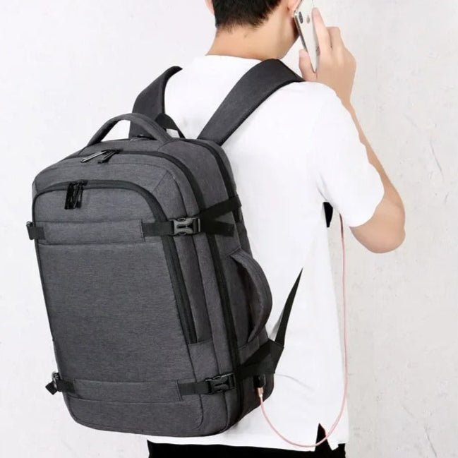 Homme au téléphone portant le sac à dos valise cabine extensible