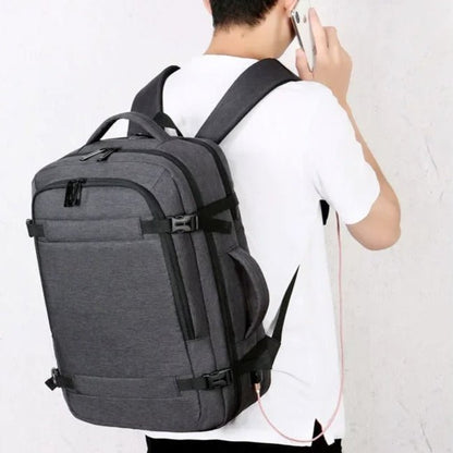 Homme au téléphone portant le sac à dos valise cabine extensible