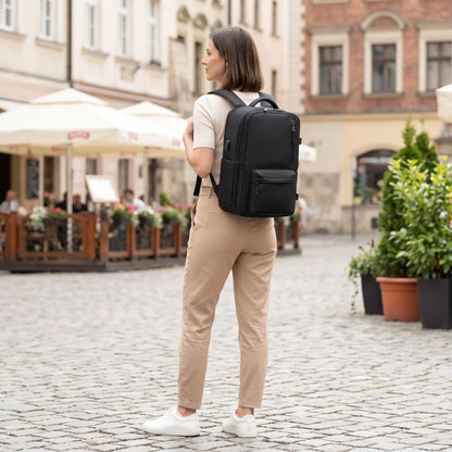 femme avec sac a dos valise voyagezen