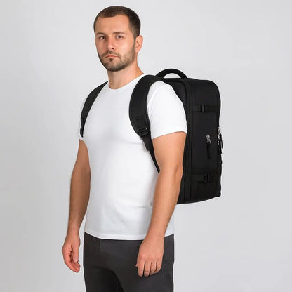 homme avec sac a dos valise voyagezen noir
