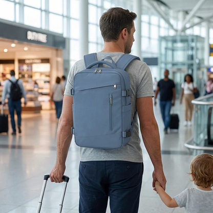 sac a dos voyage avion Aerocompact bleu porté par un père avec son enfant à l’aéroport
