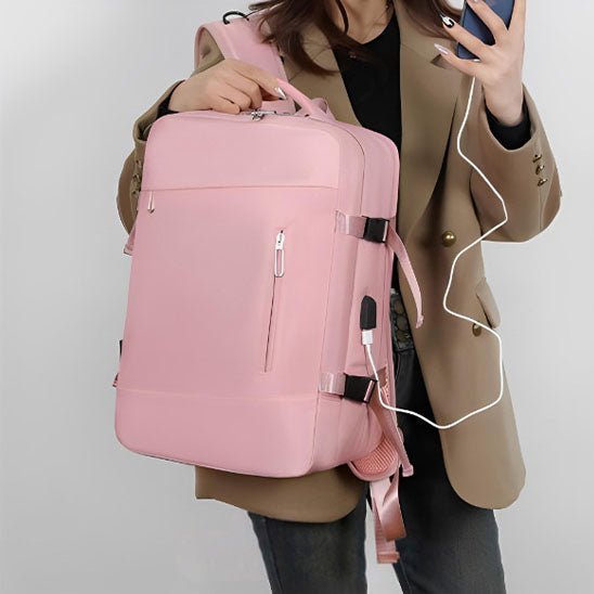 sac a dos voyage avion Aerocompact rose avec téléphone branché au port USB