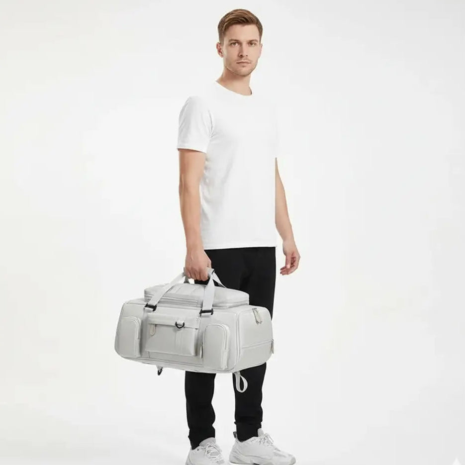 sac a dos voyage multi compartiment porté par un homme