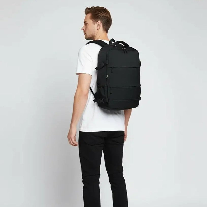 homme avec sac a dos week end noir